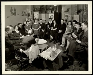 Um grupo de casais em uma aula sobre cuidados infantis prestados no Serviço de Consulta da Maternidade 1359 York Avenue, Nova York, 1941 (impressão em gelatina de prata)